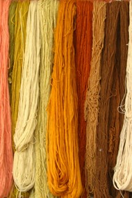 Num mundo cada vez mais global, é fácil assumir que as cores têm significados homogéneos. No entanto, a verdade é bem mais complexa. O branco, por exemplo, é associado à pureza e à paz em muitas culturas ocidentais, sendo frequentemente usado em casamentos. Mas em países como a China ou o Japão, o branco é a cor do luto, da morte e da despedida. Já o vermelho, visto no Ocidente como símbolo de paixão ou perigo, é considerado auspicioso e de boa sorte na cultura chinesa