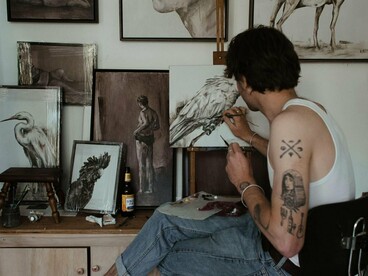 Com relação à mão não obedecer à mensagem do cérebro, está tudo certo, porque eu não tenho a pretensão de ser nenhum mestre das artes plásticas, só quero pintar uns quadrinhos e ser feliz, já fiz dez e sinto que meus traços melhoram quanto mais eu pinto, a mão continua a tremer, mas percebi que pintar tem a ver com paciência e tenho me dedicado a cultivá-la