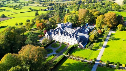 El Centro de Espiritualidad Jesuita de San Beuno, conocido localmente como Colegio de San Beuno. Fue construido en 1847 por los jesuitas como seminario teológico. Durante la década de 1870, el poeta victoriano Gerard Manley Hopkins estudió allí. Desde 1980, funciona como centro de espiritualidad y retiros. Situado en Tremeirchion, Denbighshire, Gales