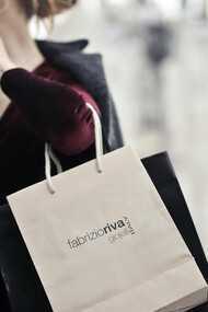 Sacolas de lojas. O consumo não alcança a verdadeira felicidade?