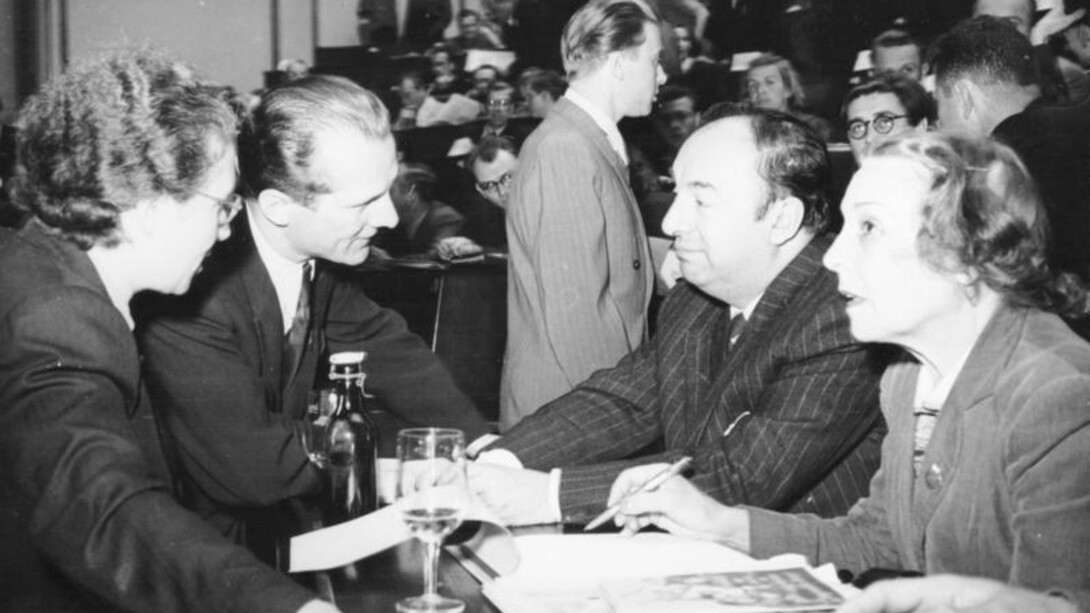 Delia del Carril insieme al marito Pablo Neruda (a destra) ed Erich Honecker nel 1951