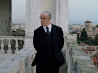 Toni Servillo è Mariano De Santis in una scena del film "La grazia" di Paolo Sorrentino. Foto di Andrea Pirrello