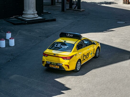 Então, o trabalhador foi lá, pegou o seu carro, um bem durável, e transformou-o em trabalho. Agora o seu carro é uma ferramenta de ganhar dinheiro. É aquilo que irá transformar a sua realidade. O carro é sua fábrica. O carro é sua prestação de serviço. Só que isso só vai funcionar enquanto o app de corridas estiver funcionando. App + motorista + carro = dinheiro. Motorista + carro = cidadão que tem um bem