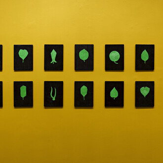 Yto Barrada, Leaf forms puzzle, vue d‘installation Kunsthalle Bielefeld, 2023. Avec l’aimable autorisation de l’artiste et de la galerie Sfeir-Semler, Beyrouth/Hambourg, © Yto Barrada