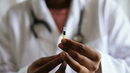 A pesar de haber sido ampliamente refutado, el mito que vincula vacunas con autismo sigue teniendo impacto en movimientos antivacunas