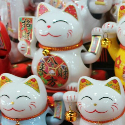  Con il suo gesto gentile, il Maneki Neko ricorda che la fortuna ama essere chiamata con pazienza