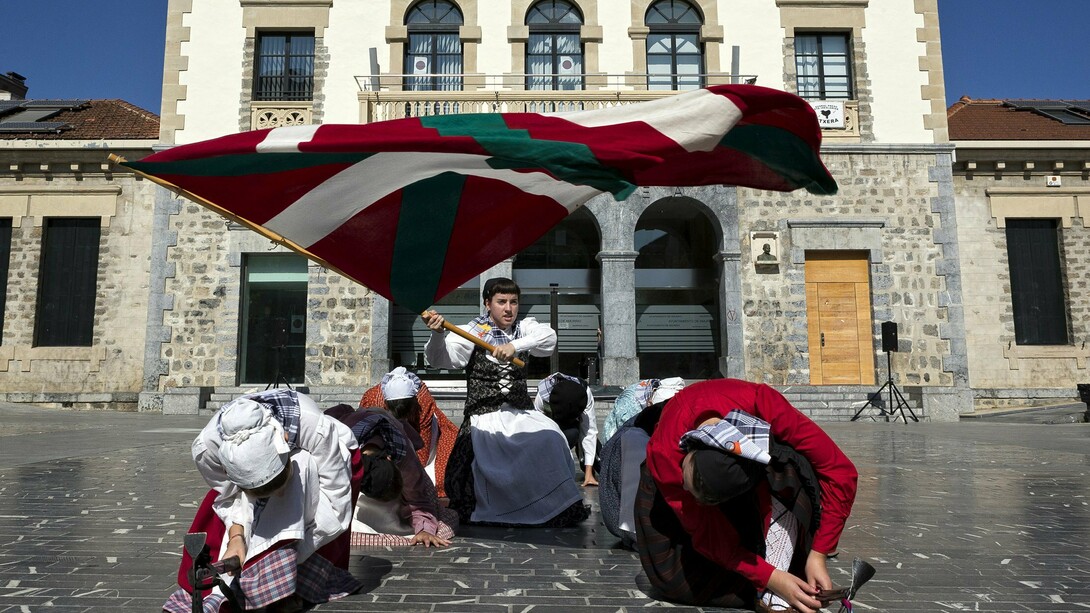 Dança tradicional basca realizada na praça em frente à prefeitura de Amurrio, no País Basco. Às vezes parece difícil. Às vezes sinto que o tempo corre contra mim. Mas sigo com fé, com gratidão, com o sentimento de que há vozes que nunca nos deixam desistir. E agora, ao escrever estas linhas, sei que não foi acaso que me aproximou de Sabrina, Carlos, Jesús, Robert, Tomas, Xabi, Iñaki, Scott e tantos outros