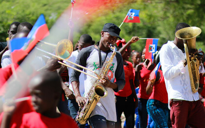 Vibrations haïtiennes : dans les rues de la capitale, des musiciens et des danseurs célèbrent avec passion et fierté l'histoire et la culture haïtienne, unissant le pays autour de ses racines et de son indépendance