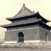 Lynn Davis, Tomb of Xiaoling, outside Beijing, China #19 – 2001 selenium and gold toned gelatin silver print 71,12 x 71,12 cm