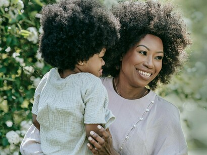 Mulher com sua filha. Importa realçar que, para o caso de “Famba kwatsi”, de NC, o sujeito poético [progenitor(a) da recém-casada] aconselha a filha numa perspectiva de um casal que contrai o matrimónio, entretanto, não vai logo viver a sua casa com o seu esposo, mas, sim, à casa dos sogros; em contrapartida, em “Maxaka”, de Mavundja, o sujeito poético (noivo) aconselha a esposa num contexto de um casal que contrai o matrimónio já a viver junto ou passa a viver junto, na sua casa, após o casamento





