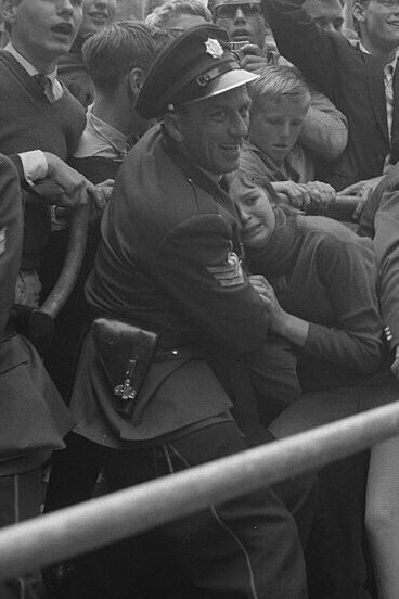 Fanáticos y fanáticas durante la visita de The Beatles a Amsterdam, Países Bajos, junio de 1964