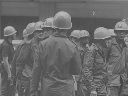 Polícia militar nas ruas do Brasil, anos 1970. Diante do silêncio institucional que ainda persiste no país, a arte contemporânea brasileira assumiu um papel fundamental: tornar visível o invisível, dar corpo ao que foi sistematicamente apagado, e transformar o arquivo burocrático em testemunho sensível
