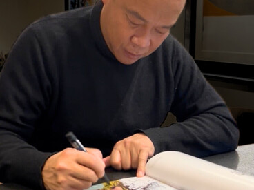 Un feutre, une page blanche, et ce geste instinctif qui transforme l’émotion en trait, l’univers de Hom Nguyen se prolonge jusque dans la dédicace