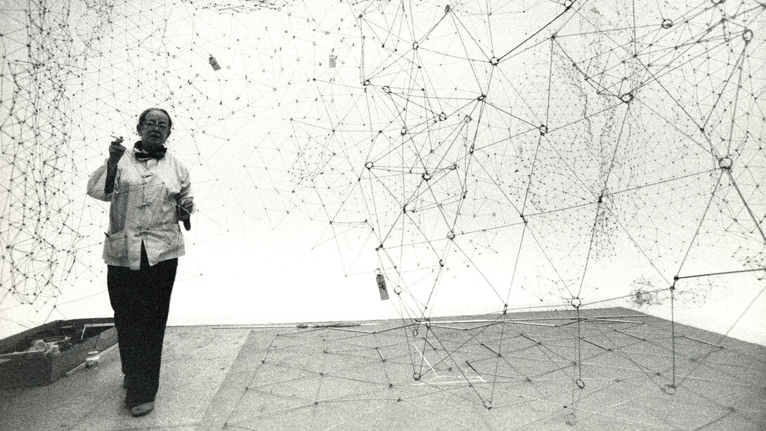 Gego installa Reticulárea 1981 [Reticular 
1981], Sala Gego, Galleria d'Arte Nazionale, Caracas, 1980. Per gentile concessione del Zentrum Paul Klee