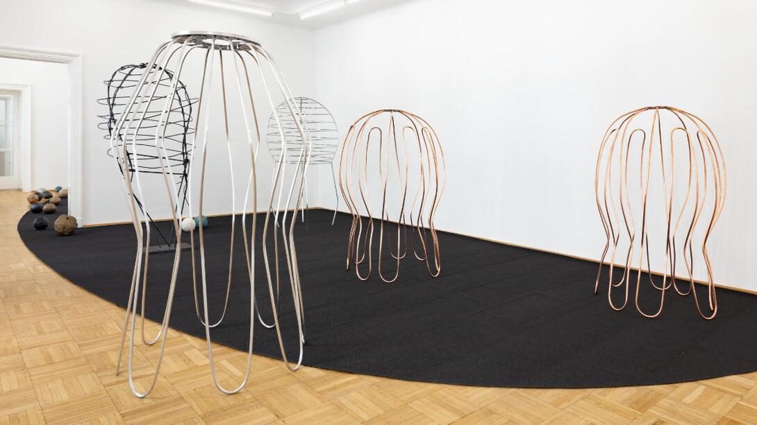 Sonia Leimer, Dust buddies, exhibition view. Courtesy of Galerie nächst St. Stephan