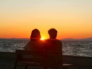 Casal assiste o atardecer juntos