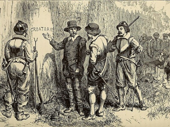 Localizada na costa da atual Carolina do Norte, a chamada "Colônia Perdida" foi a primeira tentativa inglesa de estabelecer um assentamento permanente no Novo Mundo. Contudo, em meados do século XVI, os colonos desapareceram sem deixar rastros claros, restando apenas rumores, teorias e uma palavra enigmática entalhada em uma árvore: “CROATOAN”
