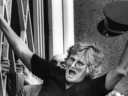 Con la gorra de un policía en la mano y la mirada encendida, Norma Plá encarna en esa imagen la dignidad indomable de quienes reclaman lo justo sin bajar la cabeza. Congreso de la Nación en la Ciudad Autónoma de Buenos Aires, Argentina, 1991