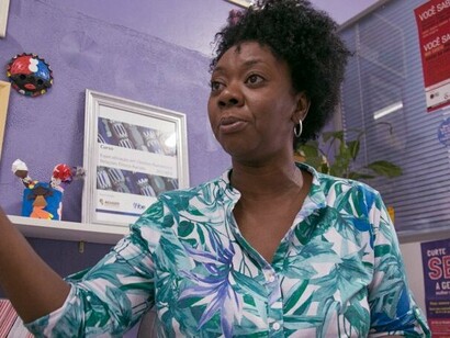 Outra questão que ainda precisa ser desmistificada é a associação do racismo com a questão de classe, que faz com que muitas pessoas acreditem que ele só afeta as pessoas mais pobres. A realidade, porém, tem sido escancarada nos últimos meses pelas redes sociais, que têm deixado visíveis casos de racismo inclusive com artistas negras. “Muitas vezes o argumento é de que ‘não, isso é coisa da tua cabeça, o racismo não existe, apenas a pobreza’. E a gente percebe que se tem demonstrado todo dia pelas redes sociais e pela mídia que pessoas com nível social elevado também são afetadas pelo racismo”, afirma Simone Cruz