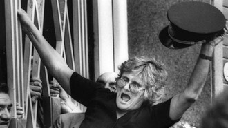 Con la gorra de un policía en la mano y la mirada encendida, Norma Plá encarna en esa imagen la dignidad indomable de quienes reclaman lo justo sin bajar la cabeza. Congreso de la Nación en la Ciudad Autónoma de Buenos Aires, Argentina, 1991