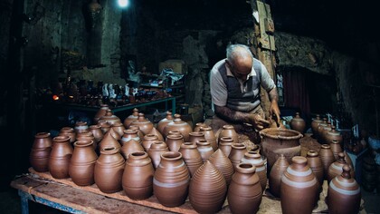 Homem com sua produção de cerâmicas. Cozinhar, cantar, pintar, escrever, é você agindo na sua maior alta performance, aquilo que já superou os limites de dom e talento e se torna a entrega de algo excepcional
