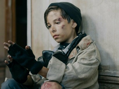 Quando fica perto demais, sinto um vento quente entrando pela fresta da madeira que cobre a entrada. Tem gosto de ferro, de fumaça, de coisa queimada