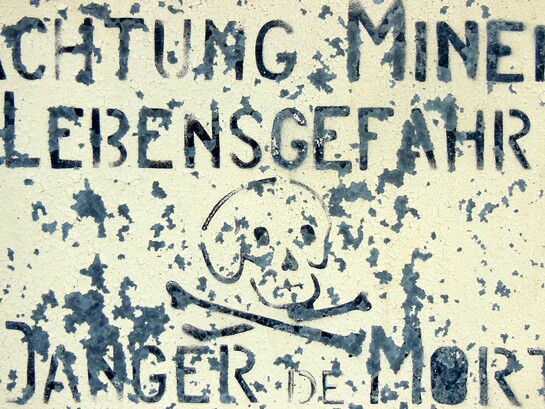 L’umanità avanza su un campo minato dove ogni passo incerto rischia di far esplodere nuove guerre, nuove fratture, nuove ombre