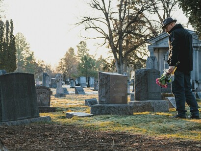 Vejo-me ausente, claro. Encostado ao caixão fechado, porque a ideia de me ver ali, imóvel e pálido, também me incomoda. Prefiro imaginar o velório como um palco onde os vivos fazem a sua última performance perante o morto ou perante a ideia que construíram dele