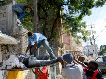 Des Haïtiens extraient un corps des décombres d'une école qui s'est effondrée après le tremblement de terre qui a secoué Port-au-Prince le 12 janvier 2010