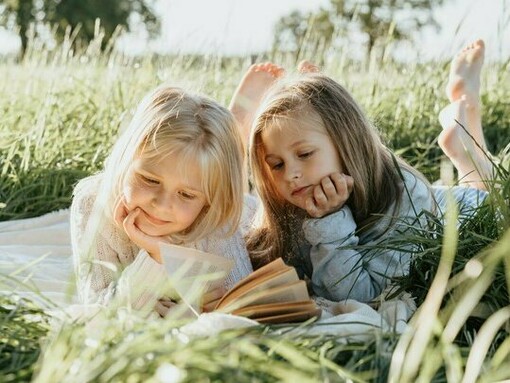 O declínio do hábito de leitura no Brasil é um reflexo de várias questões estruturais que envolvem a educação e as políticas públicas. Uma das faixas etárias mais afetadas é a de 5 a 10 anos, que corresponde a um período crucial para a alfabetização. A pesquisa aponta uma redução de nove pontos percentuais nesse estrato nos últimos cinco anos, indicando que muitas dessas crianças não estão mais lendo livros, incluindo os materiais didáticos e paradidáticos utilizados nas escolas