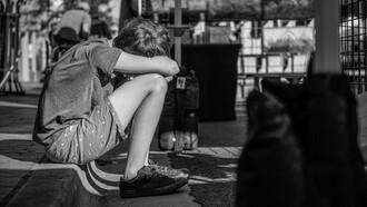 Menino isolado. A relação entre o uso de tecnologias digitais e transtornos psicológicos tem sido amplamente discutida. O acesso constante a redes sociais e jogos online pode contribuir para o surgimento de ansiedade e depressão. Isso ocorre porque, em plataformas sociais, as crianças estão frequentemente expostas a uma comparação contínua com a vida idealizada de outros, o que pode gerar baixa autoestima e sensação de inadequação