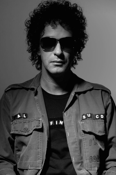 Gustavo Cerati transforma el laberinto en un espacio emocional donde perderse es imprescindible para encontrarse a uno mismo