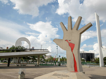 El “arancelazo”, como se llamó allá, no ha tenido que ver con cuestiones comerciales, pues la balanza comercial y de servicios entre ambos países muestra un enorme superávit para EE.UU., sino con el hecho de que Lula resulta muy incómodo para EE.UU.  por su pertenencia a los BRICs. Escultura «Mão» (Mano), de Oscar Niemeyer (1907-1912). Ubicada en el Memorial de América Latina, São Paulo, Brasil
