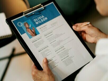 Recrutadora analisa currículo. Não foi feita qualquer apresentação da pessoa nem da marca em si e o surreal da situação vem a seguir quando me perguntam se me podia deslocar ao restaurante no próprio dia para uma entrevista que, neguei por não me encontrar na cidade. Perante este inconveniente não me foi questionado se teria disponibilidade para outro dia e a chamada foi desligada de seguida
