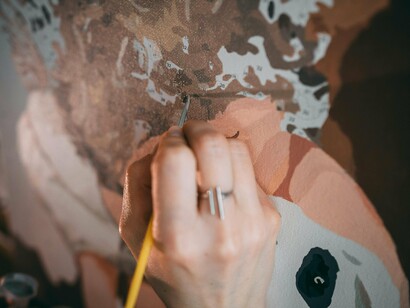 Essa combinação entre técnica refinada e humor sutil transforma o trabalho de Imlay em uma espécie de espelho emocional. Para muitos admiradores, seus quadros não são apenas arte decorativa, mas representações de companheiros de vida — memórias que ganham forma e cor