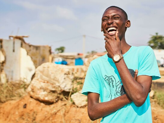 Homem em Luanda, Angola. A capital Luanda foi um presente de cultura e alegria; lá, mesmo com tanta "proibição" consegui implantar ideias e ações sociais, o que me deu também o passaporte de volta ao Brasil. Tentei, mas não consegui aprender um dos 69 dialetos que compõem a Língua Pátria, tendo o oficial português de Portugal