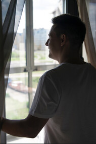 La ventana que daba al mar. En un instante que bien pudo ser el segundo de una mirada, saludó feliz a la mañana