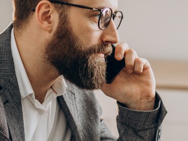 Pianificare il futuro. Con il ricavato della vendita della start-up, nasce un progetto di investimento in giacimenti e una flotta navale, coinvolgendo parenti con competenze specifiche  