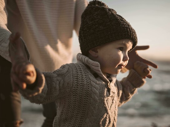 Com exatos 1 ano e 4 meses, Guilherme enfrenta agora o desafio da posição vertical. A troca do engatinhar pelo caminhar. Sem dúvida, a movimentação autônoma, inaugurada com o engatinhar, já foi uma grande evolução para quem sequer se deslocava por meios próprios. Mas arrastar-se pelo chão, com os olhos para baixo, em velocidade muito lenta e ainda ocupando as duas mãos, não se compara ao andar de pé, altivo e libertador
