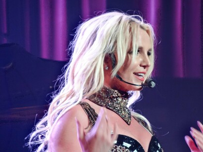 A relação emocional dos fãs com Blackout é profunda e multifacetada. Muitos o veem como um símbolo de resistência criativa, um lembrete de que, mesmo quando tudo parecia perdido, Britney conseguiu entregar algo de valor inquestionável