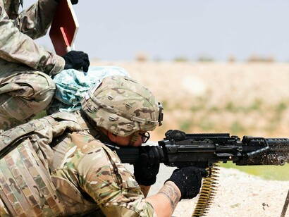 A ONU tenta, ainda que com limitações, intermediar o diálogo, oferecer abrigo e alimentos, exigir respeito aos direitos humanos. Mas sua voz enfraquece à medida que potências como os Estados Unidos, Rússia e China priorizam interesses próprios. Há países que, ironicamente, ameaçam se desligar da ONU, esquecendo que foi justamente essa instituição que, historicamente, acolheu refugiados, mediou cessar-fogos e tentou, mesmo sem sucesso, preservar um mínimo de humanidade em meio ao caos