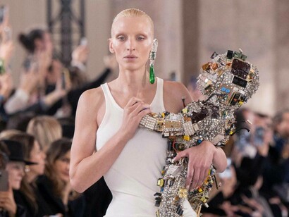 Bambino robot alla sfilata Schiaparelli Haute Couture SS24