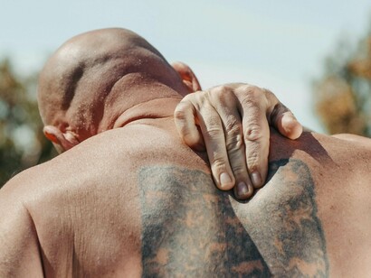 A psicossomática é o campo da medicina e da psicologia que estuda exatamente essa ligação. Seu pressuposto é simples e poderoso: emoções mal processadas podem se manifestar como doenças físicas