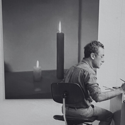 Richter, derrière son bureau, poursuit son œuvre dans le silence du dessin, laissant le hasard et le temps guider le geste