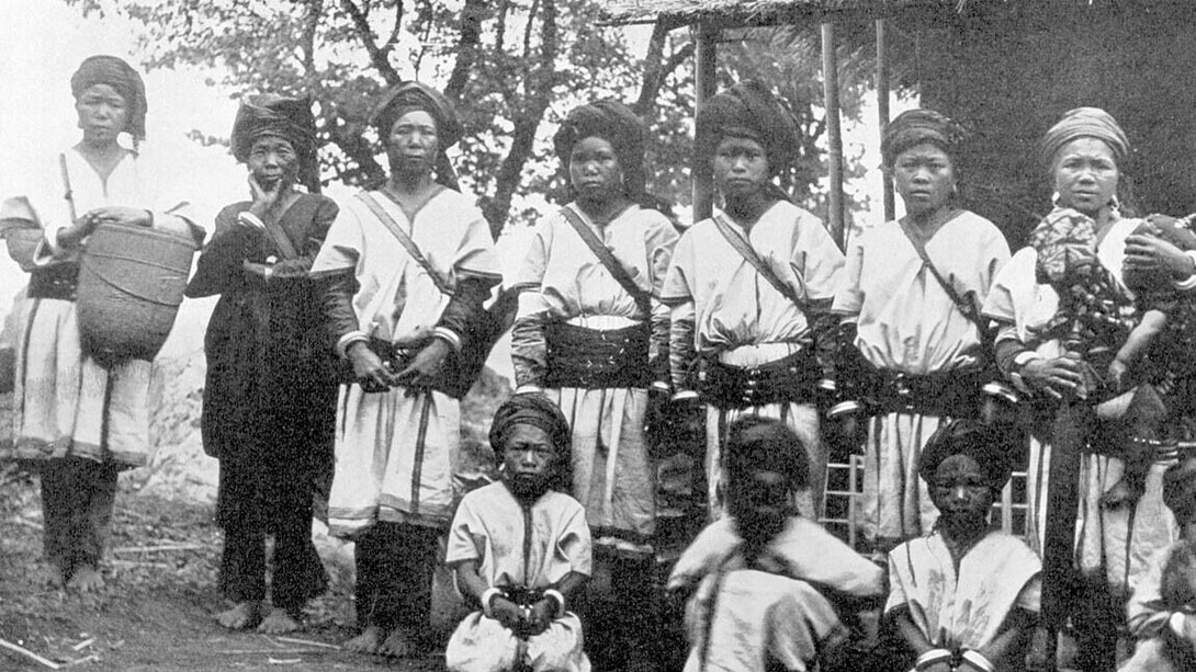 Los taungyos son una raza mixta que vive en el distrito de Myelat, entre la llanura principal de Birmania y los estados de Shan propiamente dichos. Un pueblo robusto que habla una lengua con gran cantidad de palabras birmanas arcaicas, pero niega cualquier relación con los birmanos. La cesta que lleva la mujer en la foto siempre la llevan todas las mujeres al mercado, llena de verduras cuando van allí y de artículos occidentales en el viaje de vuelta a casa. Ropa consciente,1922. Myelat, al suroeste del estado Shan State de Myanmar 