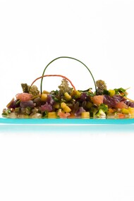 Insalata di orzo perlato con tonno marinato agli agrumi e aneto