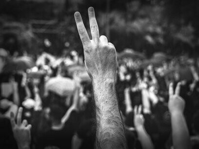Manifestação popular por paz. Toda e qualquer luta não é local, e sim interna. A questão é que o homem não gosta da própria espécie. Homem. Todo e qualquer conflito é absolutamente consigo mesmo, e já ocorreu ou está em andamento em um plano interno, tão intrínseco que é difícil perceber