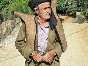 Il faranji è un mantello tradizionale, diffuso in diverse regioni del mondo islamico, utilizzato come indumento esterno per proteggere dal freddo e al tempo stesso esprimere uno status sociale e culturale