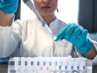 Analyse génétique : la biologie moléculaire illustre la transition entre le mystère vital et la compréhension mécaniste du vivant, où la structure de l’ADN révèle les lois profondes de la vie