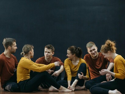 Grupo de teatro. A teatralização do sofrimento, do desespero e angústia humanas às vezes provocam risos. É uma outra ambiguidade que se instala entre o vivenciado e o expressado. O início do teatro na Grécia lidava com essa disparidade, usando referenciais fixos, não passíveis de mudança, como expressão antecipada do que se queria comunicar: eram as máscaras